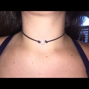 Pearl choker